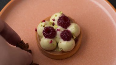 Kremalı ve ahududulu tatlı kek ya da turta. Doğum günleri ve düğünler için ahududu tatlısı.