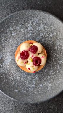 Kremalı ve ahududulu tatlı kek ya da turta. Doğum günleri ve düğünler için ahududu tatlısı.