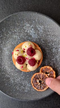 Kremalı ve ahududulu tatlı kek ya da turta. Doğum günleri ve düğünler için ahududu tatlısı.