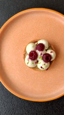 Kremalı ve ahududulu tatlı kek ya da turta. Doğum günleri ve düğünler için ahududu tatlısı.