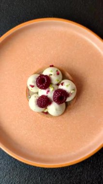 Kremalı ve ahududulu tatlı kek ya da turta. Doğum günleri ve düğünler için ahududu tatlısı.