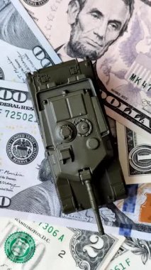 Para, savaş için para ve saldırıya karşı savunma için para. Kavramsal bir zemin olarak savaş için dolar