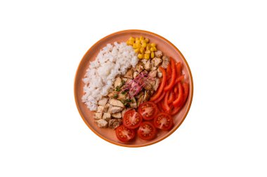 Tavuklu kase, pilav, domates, biber ve mikroyeşillik. Tasarımınız için arka planda tavuklu kase