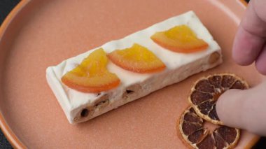 Fındıklı, şam fıstıklı ve narenciye parçalı beyaz karamel. Fındıklı beyaz fındık, festival masası için tatlı.