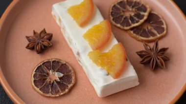 Fındıklı, şam fıstıklı ve narenciye parçalı beyaz karamel. Fındıklı beyaz fındık, festival masası için tatlı.