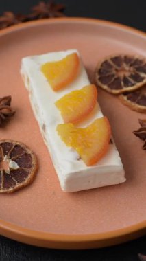 Fındıklı, şam fıstıklı ve narenciye parçalı beyaz karamel. Fındıklı beyaz fındık, festival masası için tatlı.