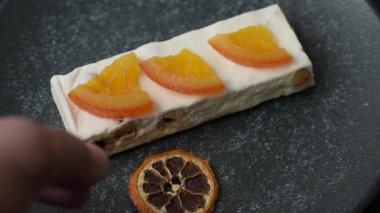 Fındıklı, şam fıstıklı ve narenciye parçalı beyaz karamel. Fındıklı beyaz fındık, festival masası için tatlı.