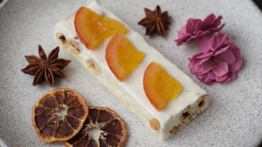 Fındıklı, şam fıstıklı ve narenciye parçalı beyaz karamel. Fındıklı beyaz fındık, festival masası için tatlı.