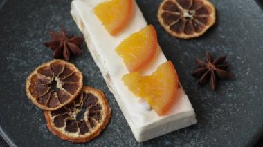 Fındıklı, şam fıstıklı ve narenciye parçalı beyaz karamel. Fındıklı beyaz fındık, festival masası için tatlı.