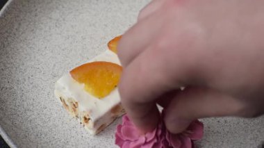 Fındıklı, şam fıstıklı ve narenciye parçalı beyaz karamel. Fındıklı beyaz fındık, festival masası için tatlı.