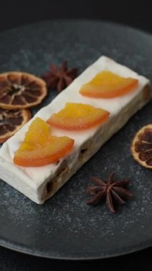 Fındıklı, şam fıstıklı ve narenciye parçalı beyaz karamel. Fındıklı beyaz fındık, festival masası için tatlı.