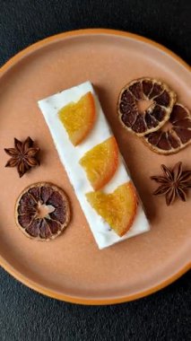 Fındıklı, şam fıstıklı ve narenciye parçalı beyaz karamel. Fındıklı beyaz fındık, festival masası için tatlı.