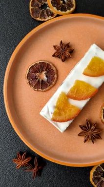 Fındıklı, şam fıstıklı ve narenciye parçalı beyaz karamel. Fındıklı beyaz fındık, festival masası için tatlı.