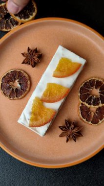 Fındıklı, şam fıstıklı ve narenciye parçalı beyaz karamel. Fındıklı beyaz fındık, festival masası için tatlı.