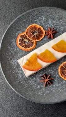 Fındıklı, şam fıstıklı ve narenciye parçalı beyaz karamel. Fındıklı beyaz fındık, festival masası için tatlı.