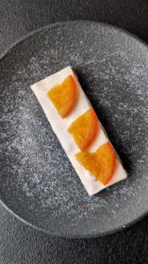 Fındıklı, şam fıstıklı ve narenciye parçalı beyaz karamel. Fındıklı beyaz fındık, festival masası için tatlı.