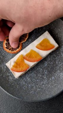 Fındıklı, şam fıstıklı ve narenciye parçalı beyaz karamel. Fındıklı beyaz fındık, festival masası için tatlı.