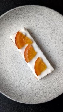 Fındıklı, şam fıstıklı ve narenciye parçalı beyaz karamel. Fındıklı beyaz fındık, festival masası için tatlı.