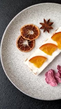 Fındıklı, şam fıstıklı ve narenciye parçalı beyaz karamel. Fındıklı beyaz fındık, festival masası için tatlı.