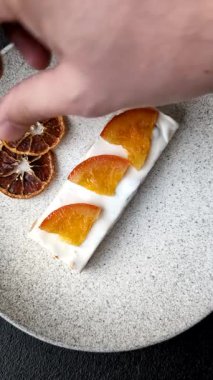 Fındıklı, şam fıstıklı ve narenciye parçalı beyaz karamel. Fındıklı beyaz fındık, festival masası için tatlı.