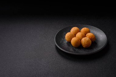 Peynirli toplar, kroket ya da patatesli arancini ya da pilav. Peynir topları, paket servis, fast food.