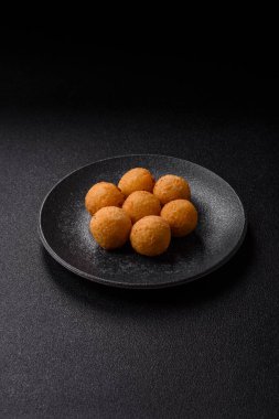 Peynirli toplar, kroket ya da patatesli arancini ya da pilav. Peynir topları, paket servis, fast food.