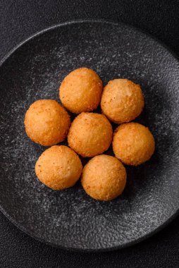 Peynirli toplar, kroket ya da patatesli arancini ya da pilav. Peynir topları, paket servis, fast food.