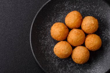 Peynirli toplar, kroket ya da patatesli arancini ya da pilav. Peynir topları, paket servis, fast food.