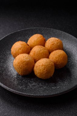 Peynirli toplar, kroket ya da patatesli arancini ya da pilav. Peynir topları, paket servis, fast food.