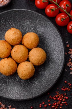 Peynirli toplar, kroket ya da patatesli arancini ya da pilav. Peynir topları, paket servis, fast food.