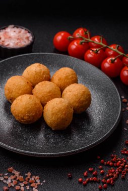 Peynirli toplar, kroket ya da patatesli arancini ya da pilav. Peynir topları, paket servis, fast food.