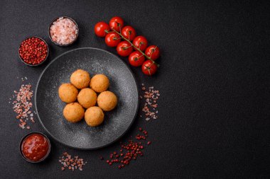 Peynirli toplar, kroket ya da patatesli arancini ya da pilav. Peynir topları, paket servis, fast food.