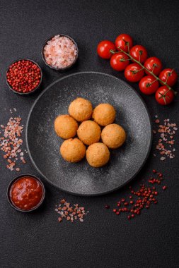 Peynirli toplar, kroket ya da patatesli arancini ya da pilav. Peynir topları, paket servis, fast food.
