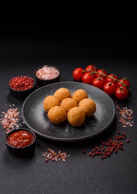 Peynirli toplar, kroket ya da patatesli arancini ya da pilav. Peynir topları, paket servis, fast food.