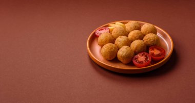 Peynirli toplar, kroket ya da patatesli arancini ya da pilav. Peynir topları, paket servis, fast food.