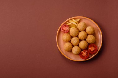 Peynirli toplar, kroket ya da patatesli arancini ya da pilav. Peynir topları, paket servis, fast food.