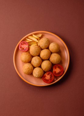Peynirli toplar, kroket ya da patatesli arancini ya da pilav. Peynir topları, paket servis, fast food.