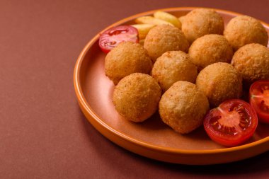 Peynirli toplar, kroket ya da patatesli arancini ya da pilav. Peynir topları, paket servis, fast food.