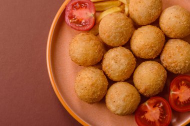 Peynirli toplar, kroket ya da patatesli arancini ya da pilav. Peynir topları, paket servis, fast food.
