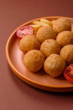 Peynirli toplar, kroket ya da patatesli arancini ya da pilav. Peynir topları, paket servis, fast food.