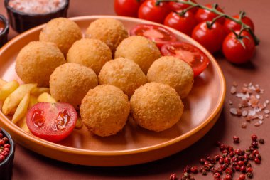 Peynirli toplar, kroket ya da patatesli arancini ya da pilav. Peynir topları, paket servis, fast food.