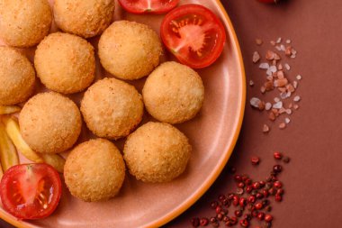 Peynirli toplar, kroket ya da patatesli arancini ya da pilav. Peynir topları, paket servis, fast food.