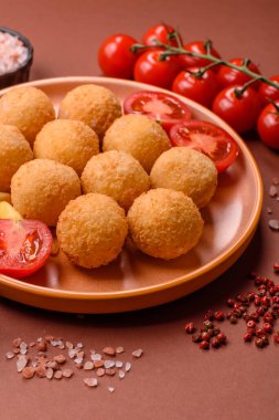 Peynirli toplar, kroket ya da patatesli arancini ya da pilav. Peynir topları, paket servis, fast food.
