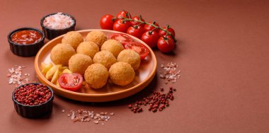 Peynirli toplar, kroket ya da patatesli arancini ya da pilav. Peynir topları, paket servis, fast food.