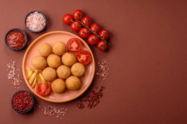 Peynirli toplar, kroket ya da patatesli arancini ya da pilav. Peynir topları, paket servis, fast food.