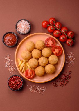 Peynirli toplar, kroket ya da patatesli arancini ya da pilav. Peynir topları, paket servis, fast food.