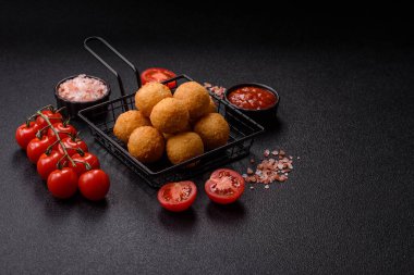 Peynirli toplar, kroket ya da patatesli arancini ya da pilav. Peynir topları, paket servis, fast food.