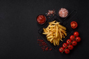 Patates kızartması, patates kızartması ya da soslu atıştırmalık. Patates kızartması, fast food, paket servis.