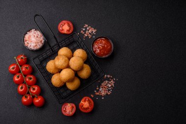 Peynirli toplar, kroket ya da patatesli arancini ya da pilav. Peynir topları, paket servis, fast food.