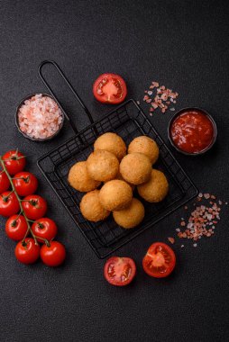 Peynirli toplar, kroket ya da patatesli arancini ya da pilav. Peynir topları, paket servis, fast food.